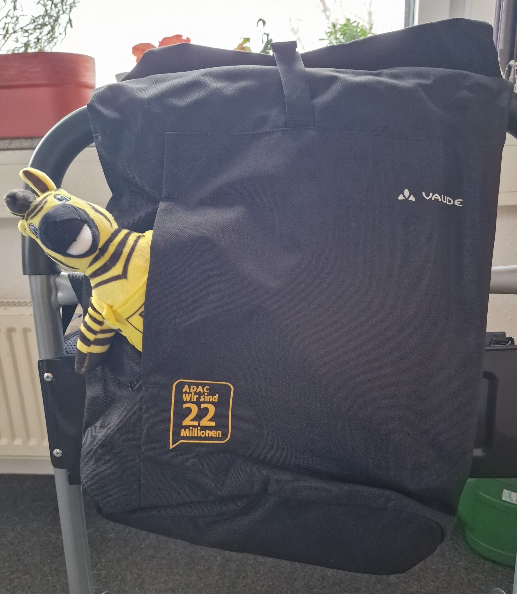 VAUDE-Rucksack mit Branding der ADAC Dienstleistungs-Center GmbH und Zebra-Maskottchen