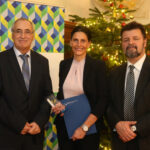 Vorschaubild: Der IHK Vizepräsident Hans-Joachim Münch und der Hauptgeschäftsführer der IHK Halle-Dessau, Prof. Dr. Thomas Brockmeier, überreichten im Rahmen einer Festveranstaltung die Siegertrophäen und Ehrenurkunden an die Abteilungsleiterin für Ausbildung Mandy Nickeleit. • © ADAC Dienstleistungs-Center GmbH