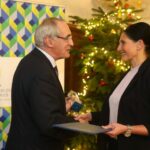 Vorschaubild: Der IHK Vizepräsident Hans-Joachim Münch überreichte im Rahmen einer Festveranstaltung die Siegertrophäe und Ehrenurkunde an die Abteilungsleiterin für Ausbildung Mandy Nickeleit. • © ADAC Dienstleistungs-Center GmbH