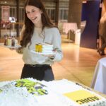 Vorschaubild: Mitarbeiterin am Kuchenbuffet bei der Weihnachtsfeier • © ADAC Dienstleistungs-Center GmbH