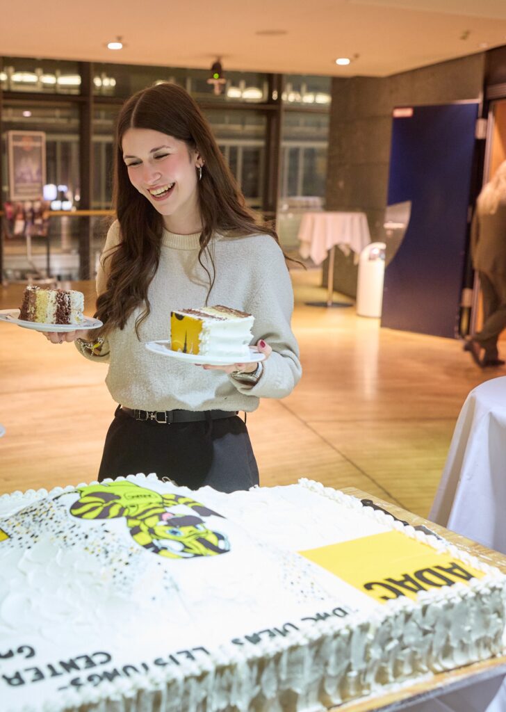 Mitarbeiterin am Kuchenbuffet bei der Weihnachtsfeier • © ADAC Dienstleistungs-Center GmbH