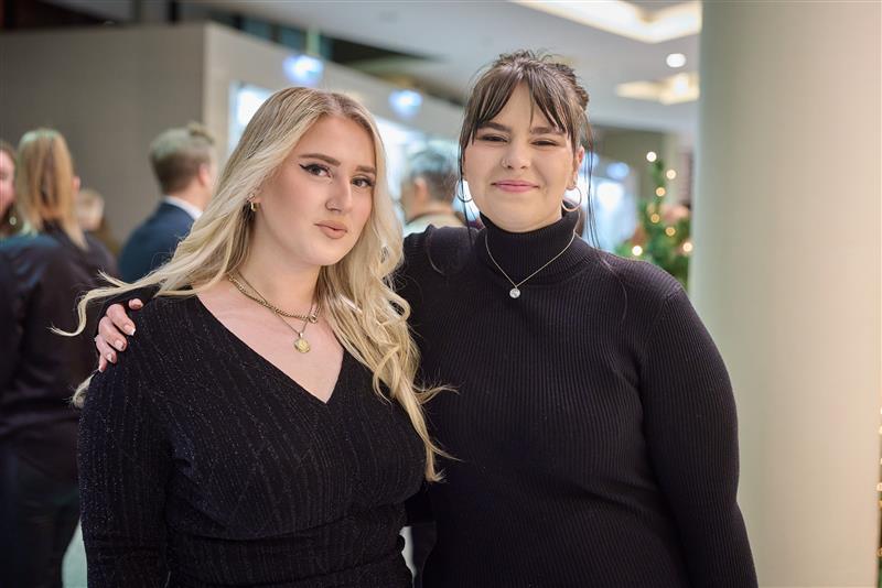 Kolleginnen bei der Weihnachtsfeier • © ADAC Dienstleistungs-Center GmbH