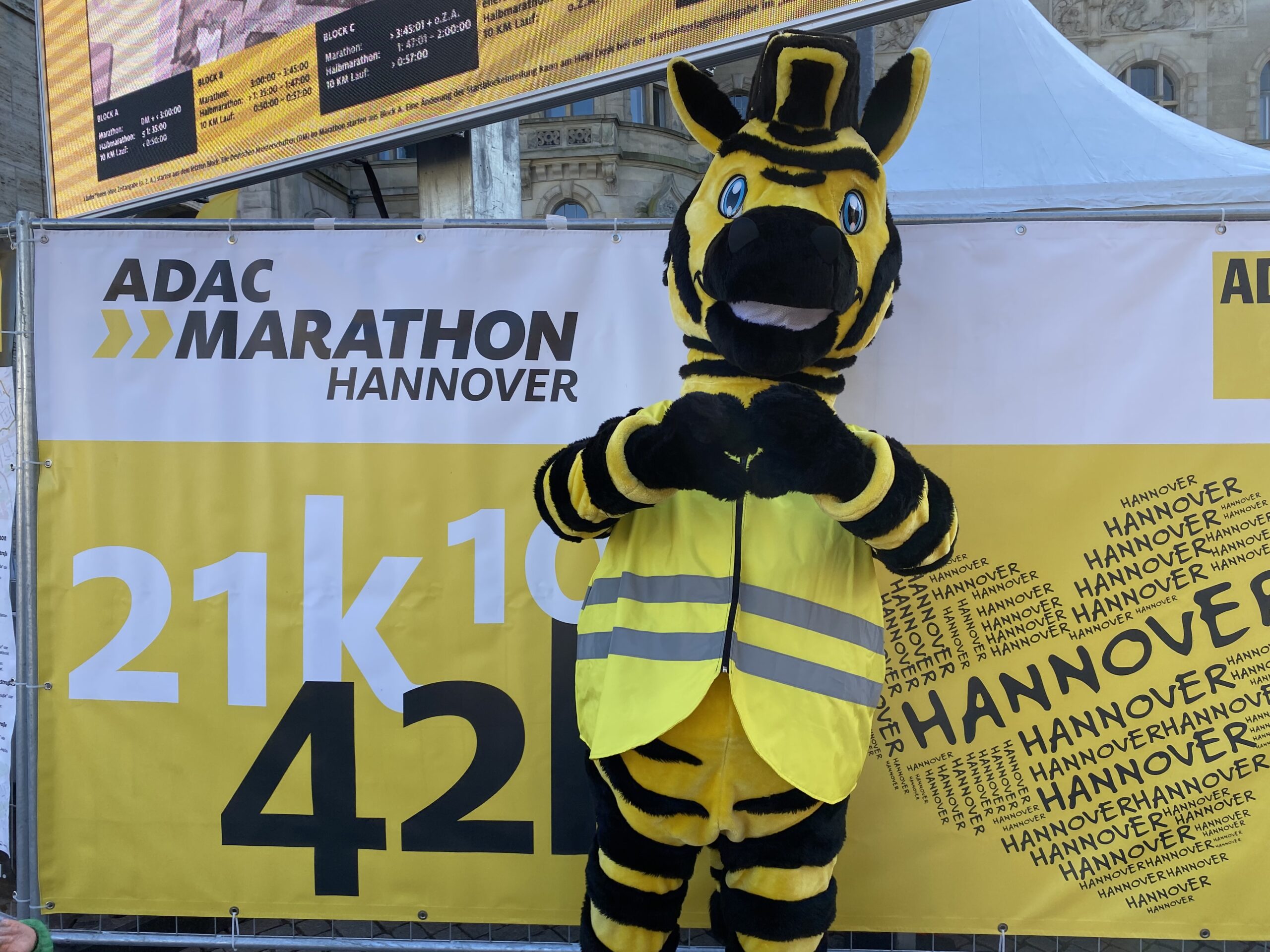 Das Maskottchen Hildegard beim ADAC Marathon Hannover