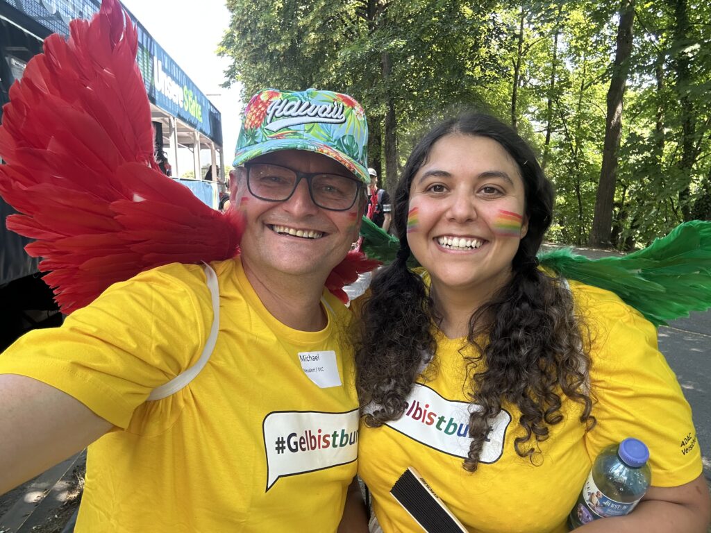 Micha, unser Diversity-Beauftragter, strahlt mit der Kollegin um die Wette. © ADAC Dienstleistungs-Center GmbH