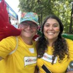 Vorschaubild: Micha, unser Diversity-Beauftragter, strahlt mit der Kollegin um die Wette. © ADAC Dienstleistungs-Center GmbH