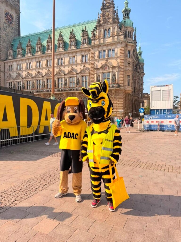Ein starkes Duo für gute Laune: Hildegard und Buddy begeisterten Groß und Klein am Veranstaltungswochenende. © ADAC Dienstleistungs-Center GmbH