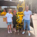 Vorschaubild: Vorfreude auf die Cyclassics: Unsere Sportlerinnen und Sportler erleben das bunte Treiben auf dem Hamburger Rathausmarkt am Vortag des Rennens. © ADAC Dienstleistungs-Center GmbH