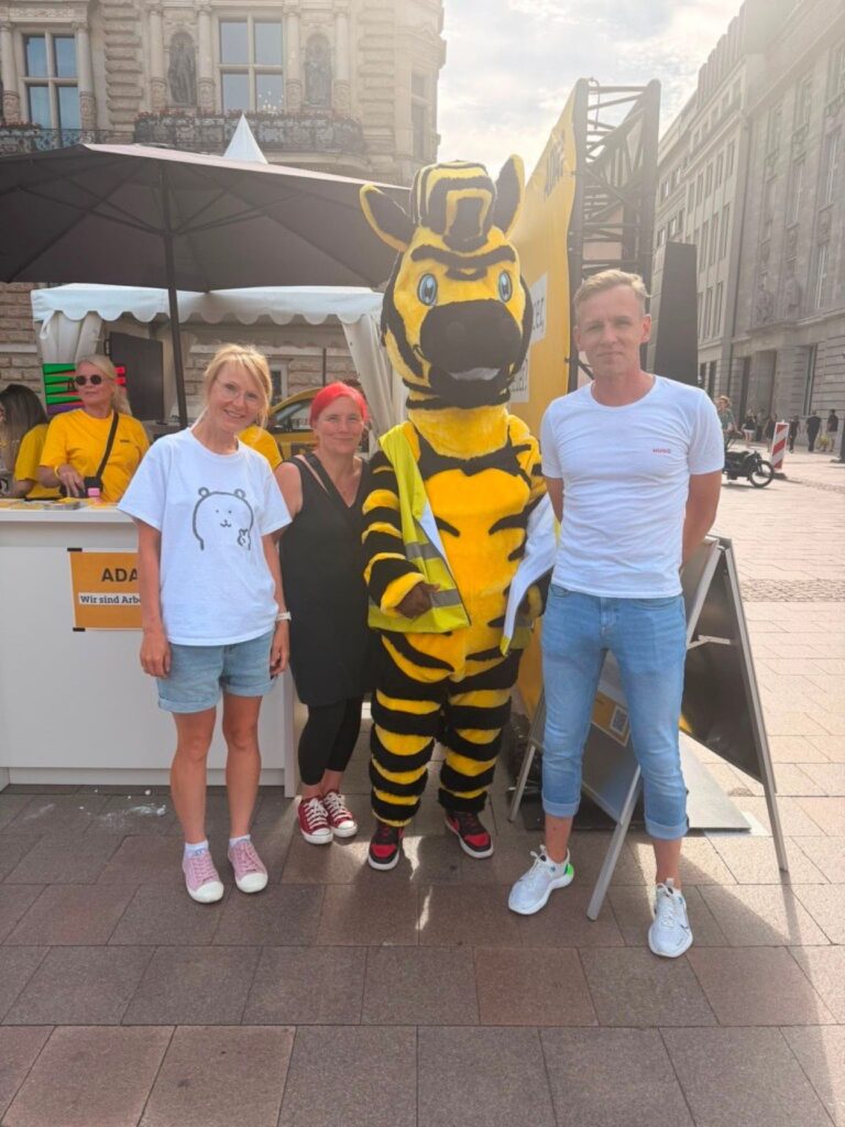 Vorfreude auf die Cyclassics: Unsere Sportlerinnen und Sportler erleben das bunte Treiben auf dem Hamburger Rathausmarkt am Vortag des Rennens. © ADAC Dienstleistungs-Center GmbH